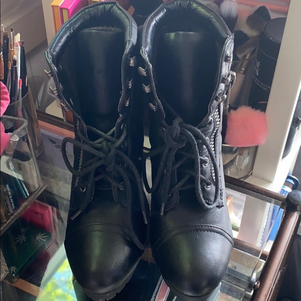 Boots - Picture 3 of 6
